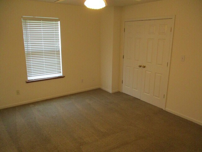 Building Photo - 1725-1727-1727 Louise Cir