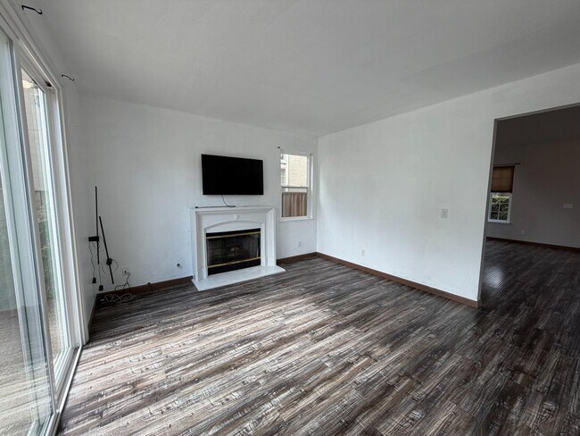 Building Photo - 5572 Tan Oak Dr
