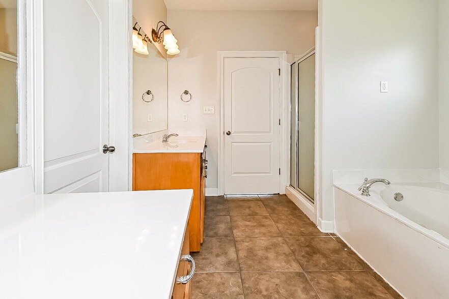 Building Photo - 3376 Valley Crest Dr