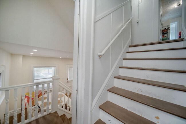 Building Photo - Massive 10 Bedroom Newly Renovated House P...