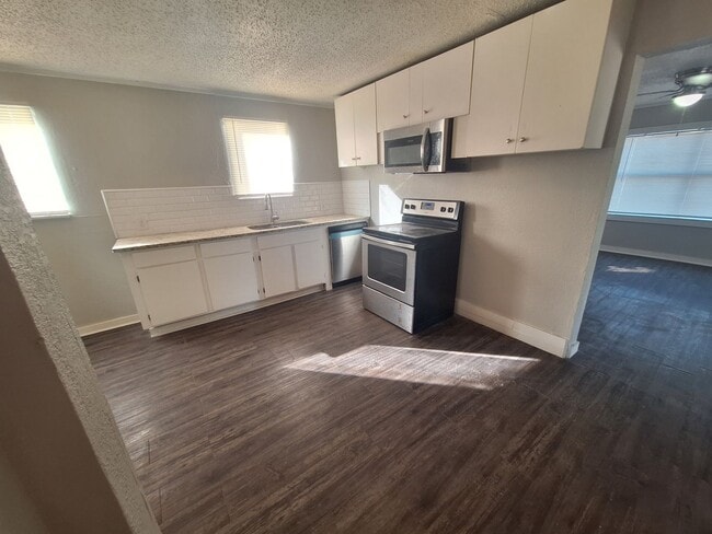 Building Photo - 2 bedroom, 2 living and 1 bath