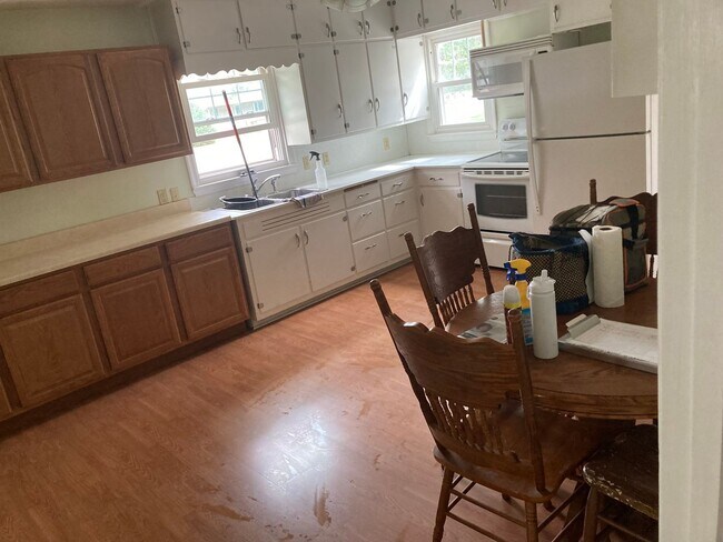 Building Photo - PRICE REDUCED! 2 Bedroom, 1 bath located i...