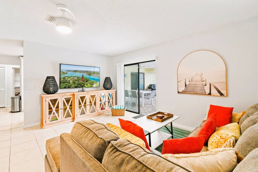 Primary Photo - 9126 E Highland Pines Blvd