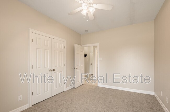Building Photo - 2121 Normal Park Dr