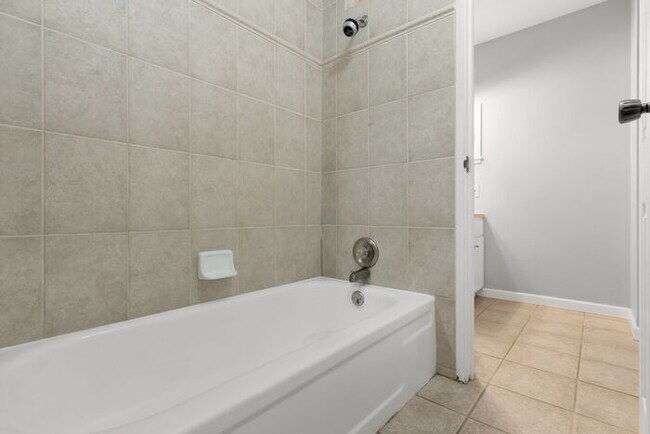 Building Photo - Recently updated 2 bedroom condo with upgr...