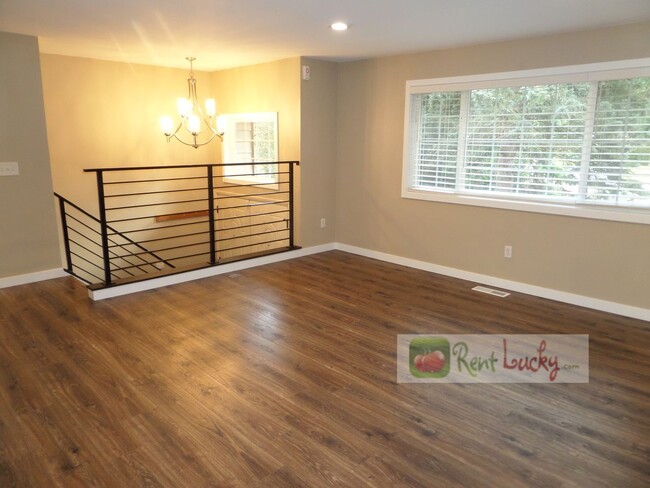 Building Photo - Stunning and LARGE Remodeled 3-Bedroom Hom...