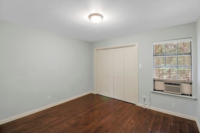 Building Photo - 2425 Lakeview Cir