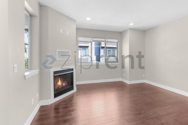 Building Photo - Unit B