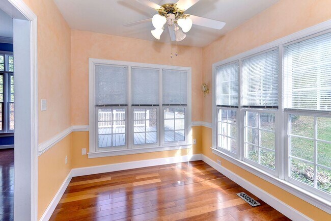 Building Photo - Low Maintenance Living in Williamsburg