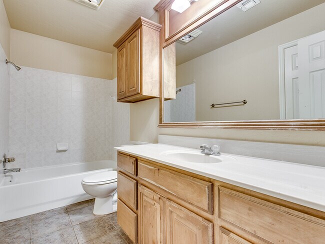 Building Photo - Lone Oak Ridge + Gated Community + 4 beds/2.5 Baths + Storm Shelter + Deer Creek Schools