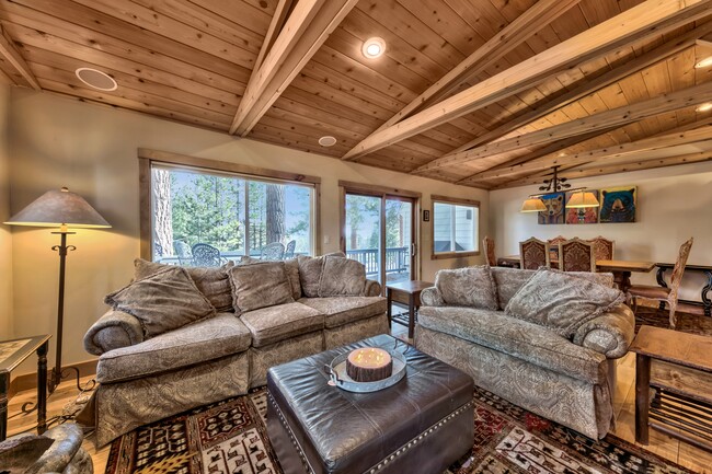 Living area with view to the lake - 948 Harold Dr