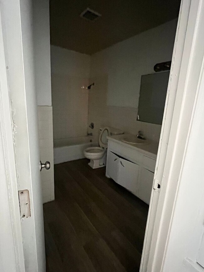 Building Photo - 1610 58th St