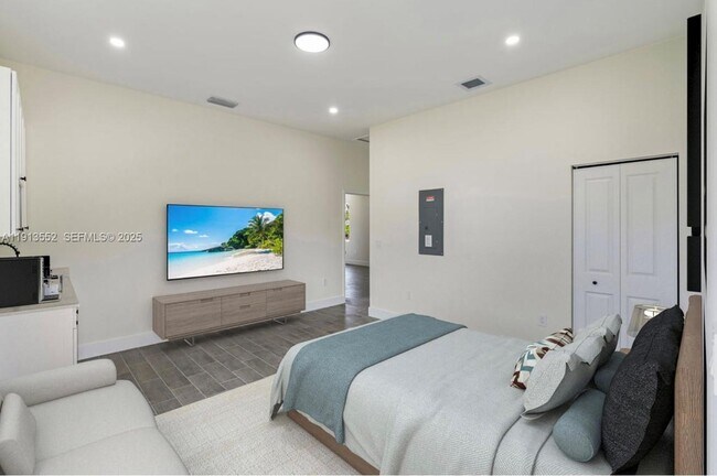 Building Photo - 710 Peacock Ave