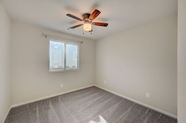 Building Photo - Spacious 4 Bedroom Home!