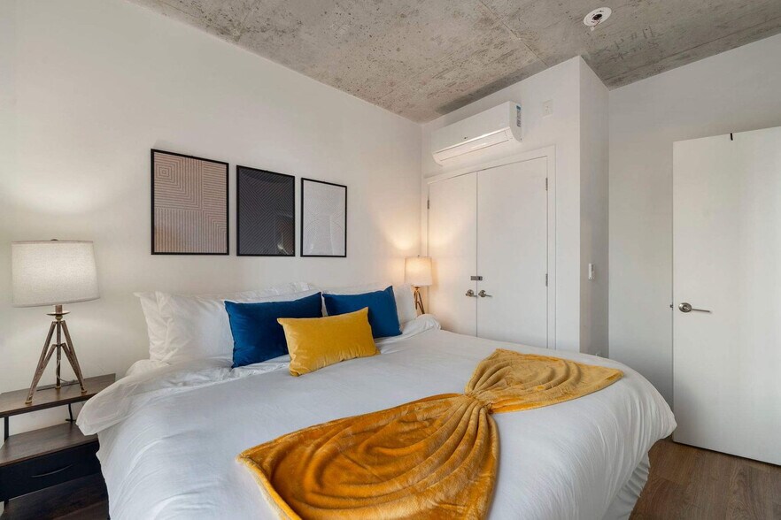 Building Photo - 853 W Blackhawk St