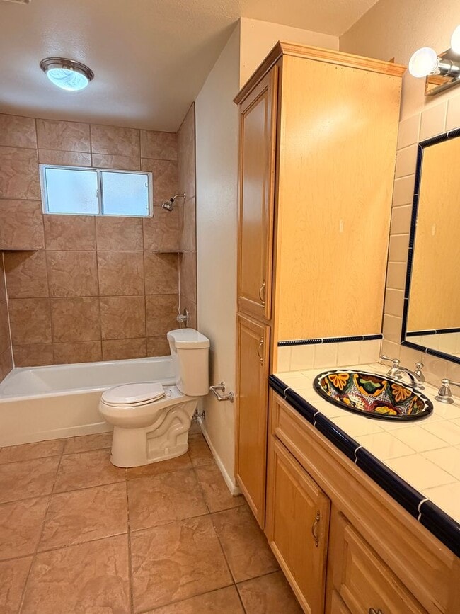 Building Photo - 718 E Manhatton Dr