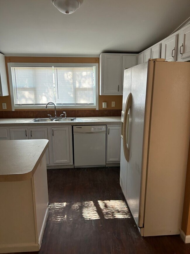 Building Photo - Spacious 4-Bedroom/2-Bath Mobile Home-Great Location!  Minutes to Eglin Air Force Base