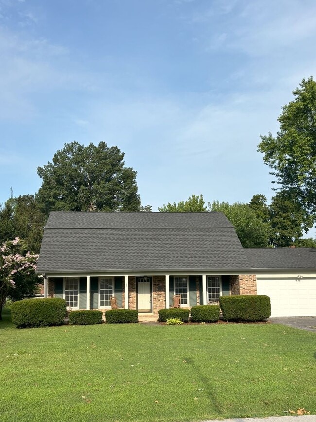 Primary Photo - Large 4 Bedroom 2 Bath Home