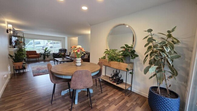 Building Photo - 10632 SE 4th St