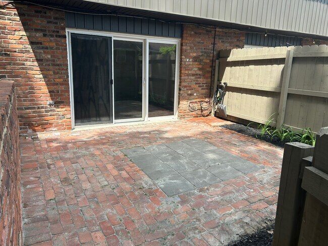 Building Photo - 1387 Bluff Ave