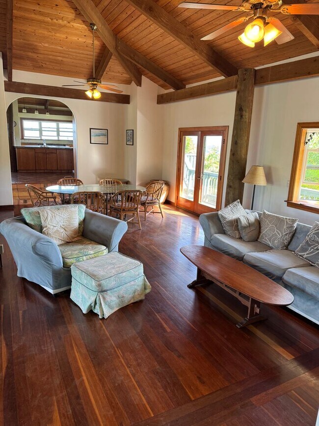 Building Photo - Prime location, large custom home near Wai...