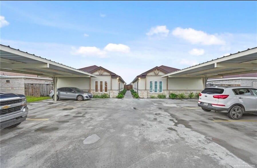 Building Photo - 908 W La Pointe Ave