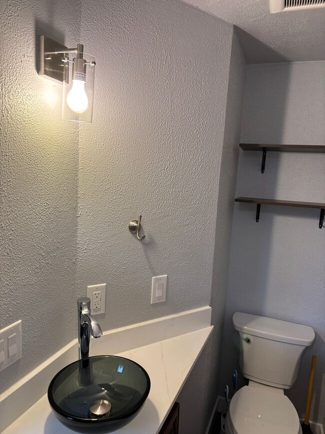 Building Photo - 3 Bed Home with Yard, Garage + In-Unit W/D