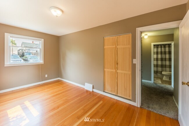 Building Photo - Live 5-Minutes from WWU — Roommate-Friendly Home Near Downtown Bellingham