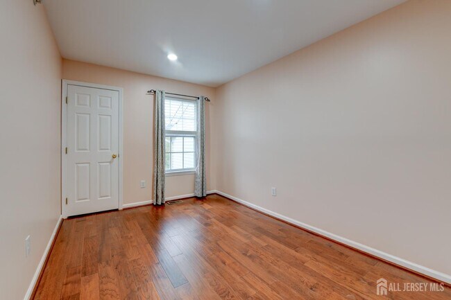 Building Photo - 609 Blossom Cir