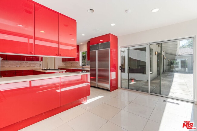 Building Photo - 811 N Hillcrest Rd