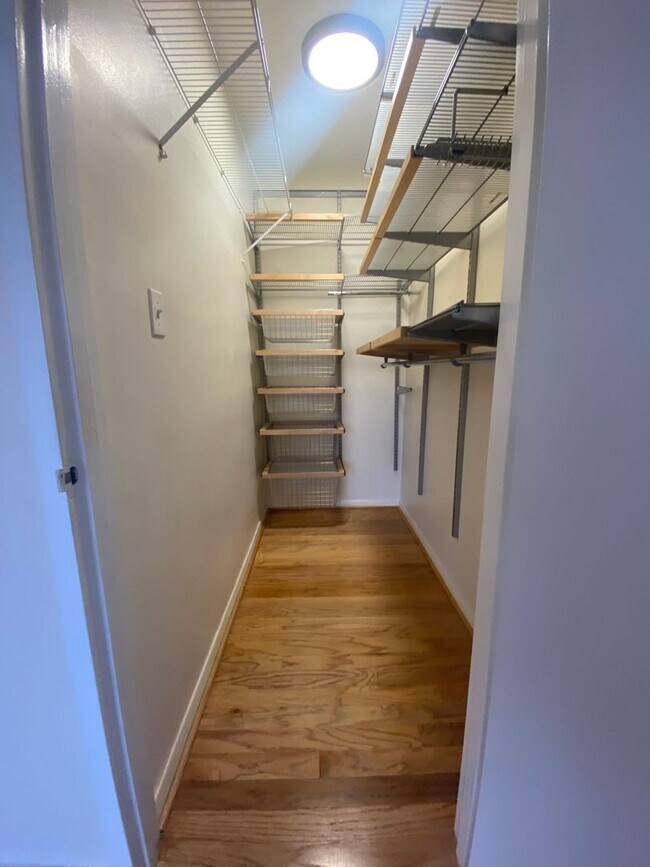 Building Photo - Updated One Bed One Bath Just a block from...