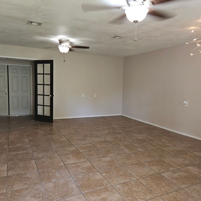 Building Photo - 3 bedroom/2 bath home for Rent