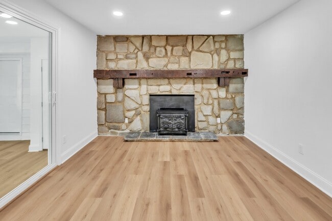 Building Photo - 211 Della Ln