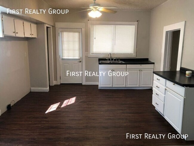 Building Photo - 140 E Market St