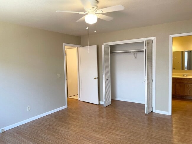 Building Photo - Centrally Located 3 Bedroom Duplex in Windsor with a Single Car Garage!