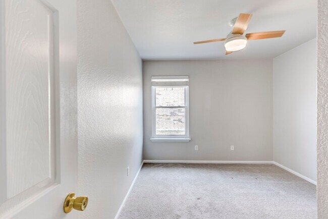 Building Photo - 6113 Bridgewood Dr