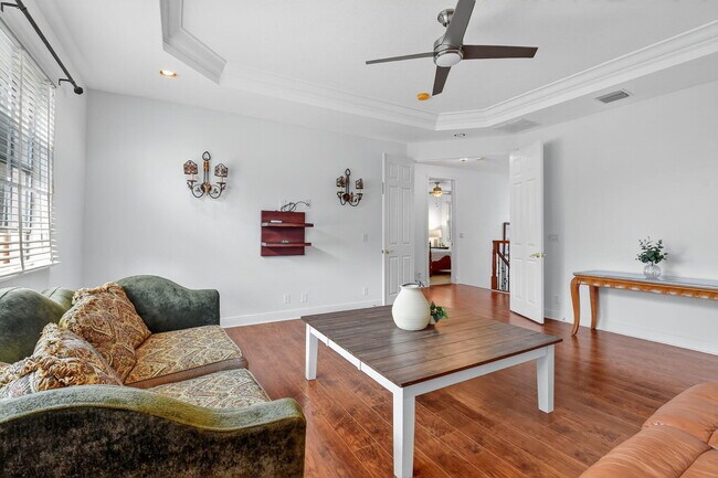 Building Photo - 9826 Vía Amati