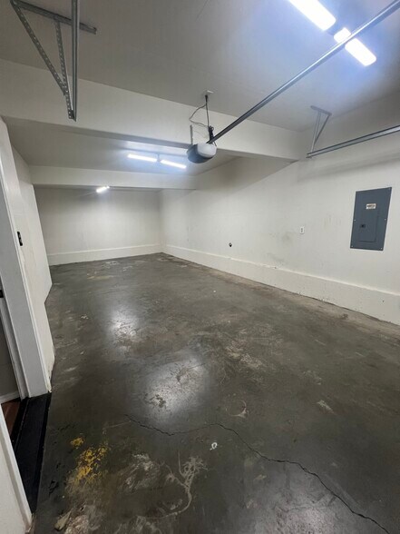 Building Photo - 5805 NE 135th Ave
