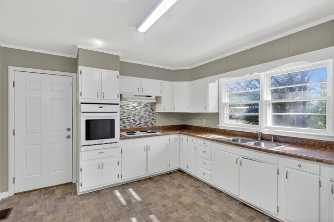 Building Photo - 1311 Beaufort St