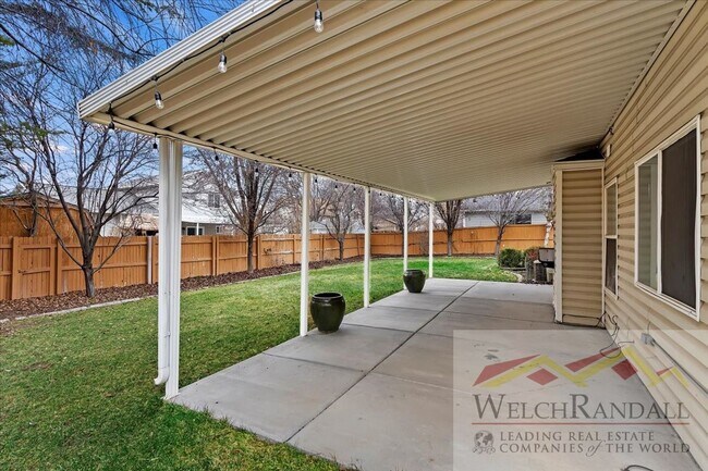 Building Photo - Stunning 5-Bedroom Home in Sandy – Move-In Ready