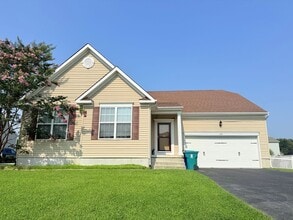 Building Photo - Spacious 3 Bed, 2 Bath Home in Desirable P...