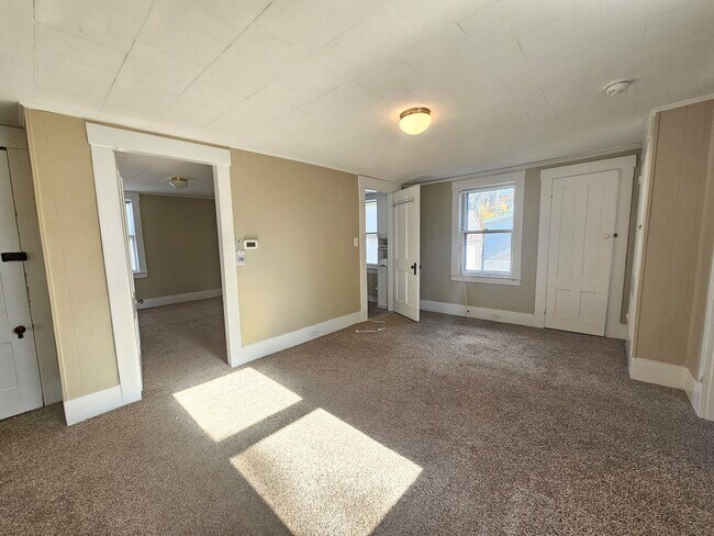 Building Photo - 7 Monson Pl