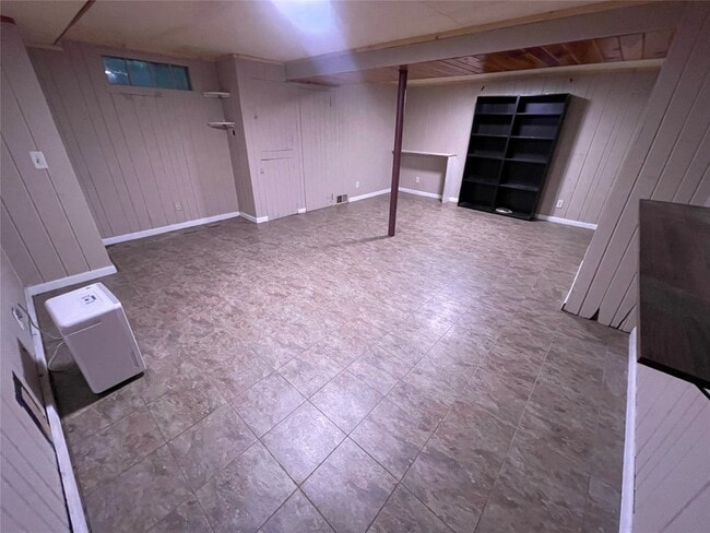 Building Photo - 412 Lyndale Dr