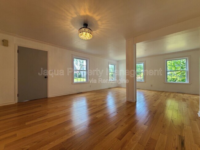 Building Photo - 547 Archer Ave