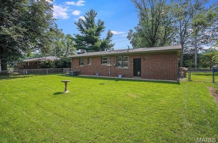 Fenced backyard - 609 Grandview Dr