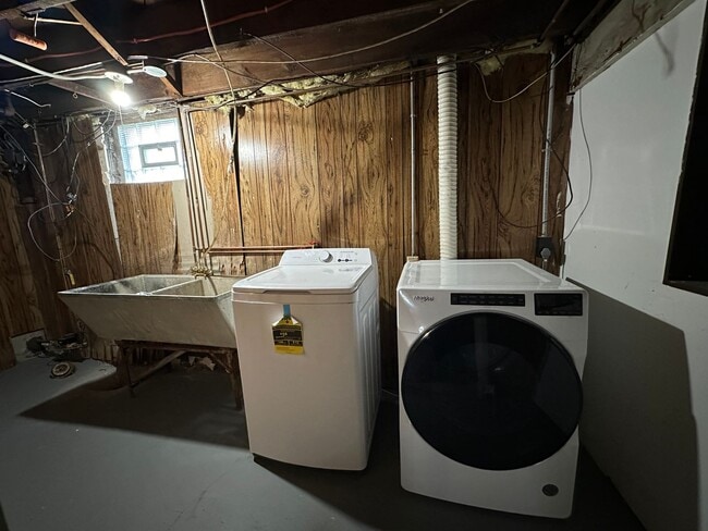 Building Photo - 1119 Alexander St SE