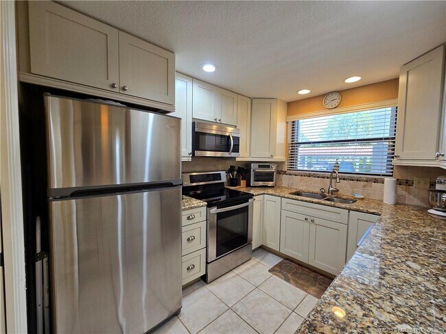 Building Photo - 6041 SE Landing Way