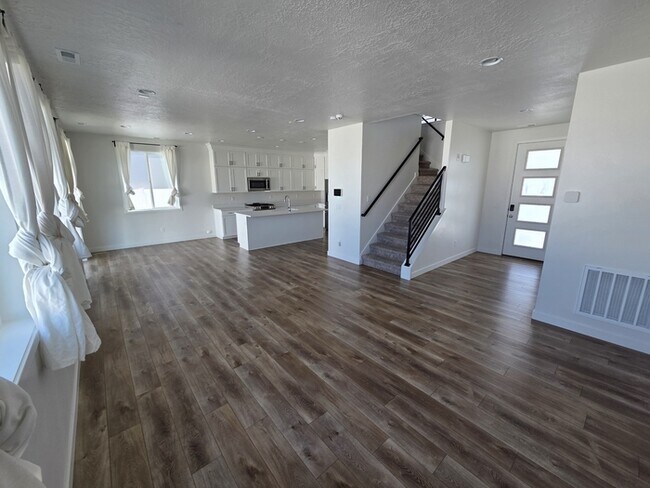 Building Photo - 2046 W Lydia Ln