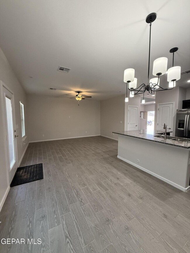 Building Photo - 1099 Sky River St