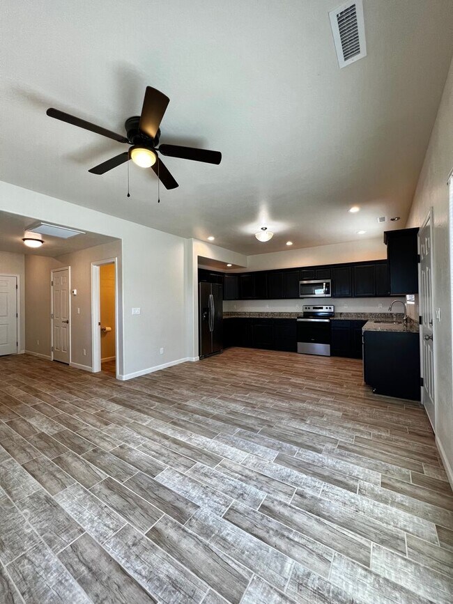 Building Photo - 3348 N Yavapai Rd E